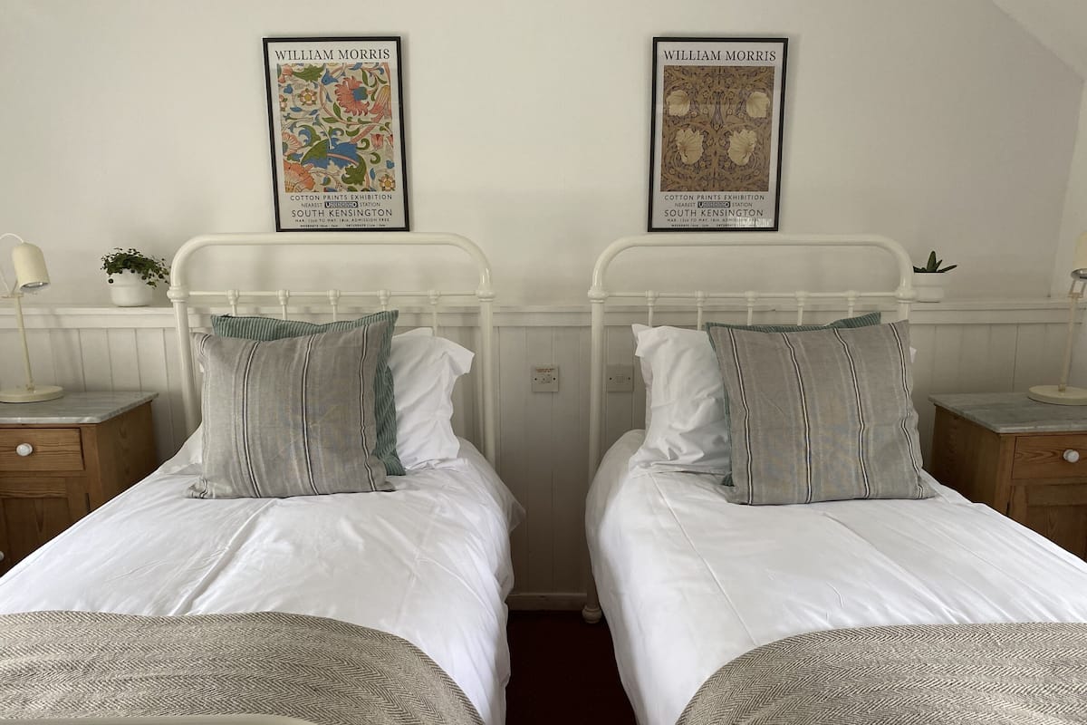 Standard-Zweibettzimmer, mit Bad, Gartenblick | WLAN, Bettwäsche