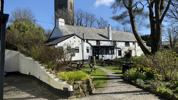Front of property - The Crown Inn (Bodmin)