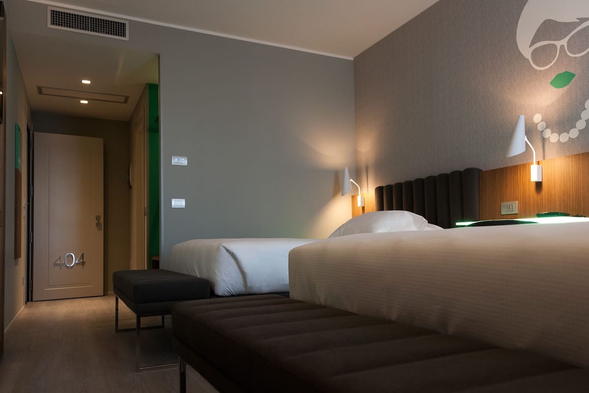 Habitación familiar, 2 camas matrimoniales | Ropa de cama de alta calidad, edredón y minibar