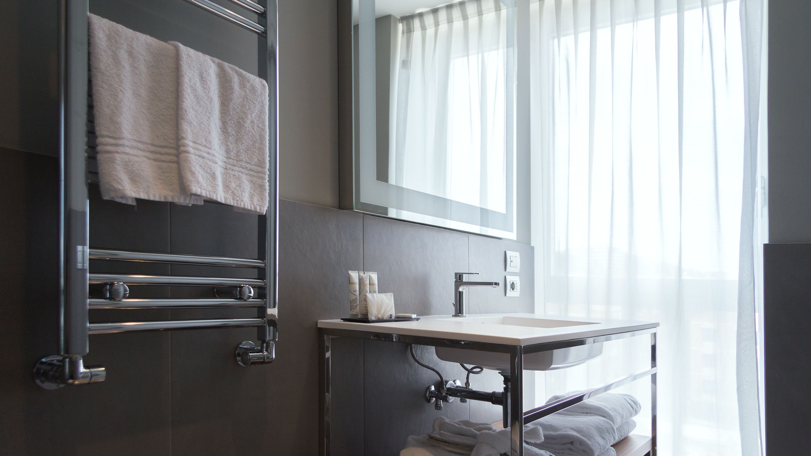 deluxe double room | bathroom | shower, rainfall showerhead, free toiletries, hair dryer