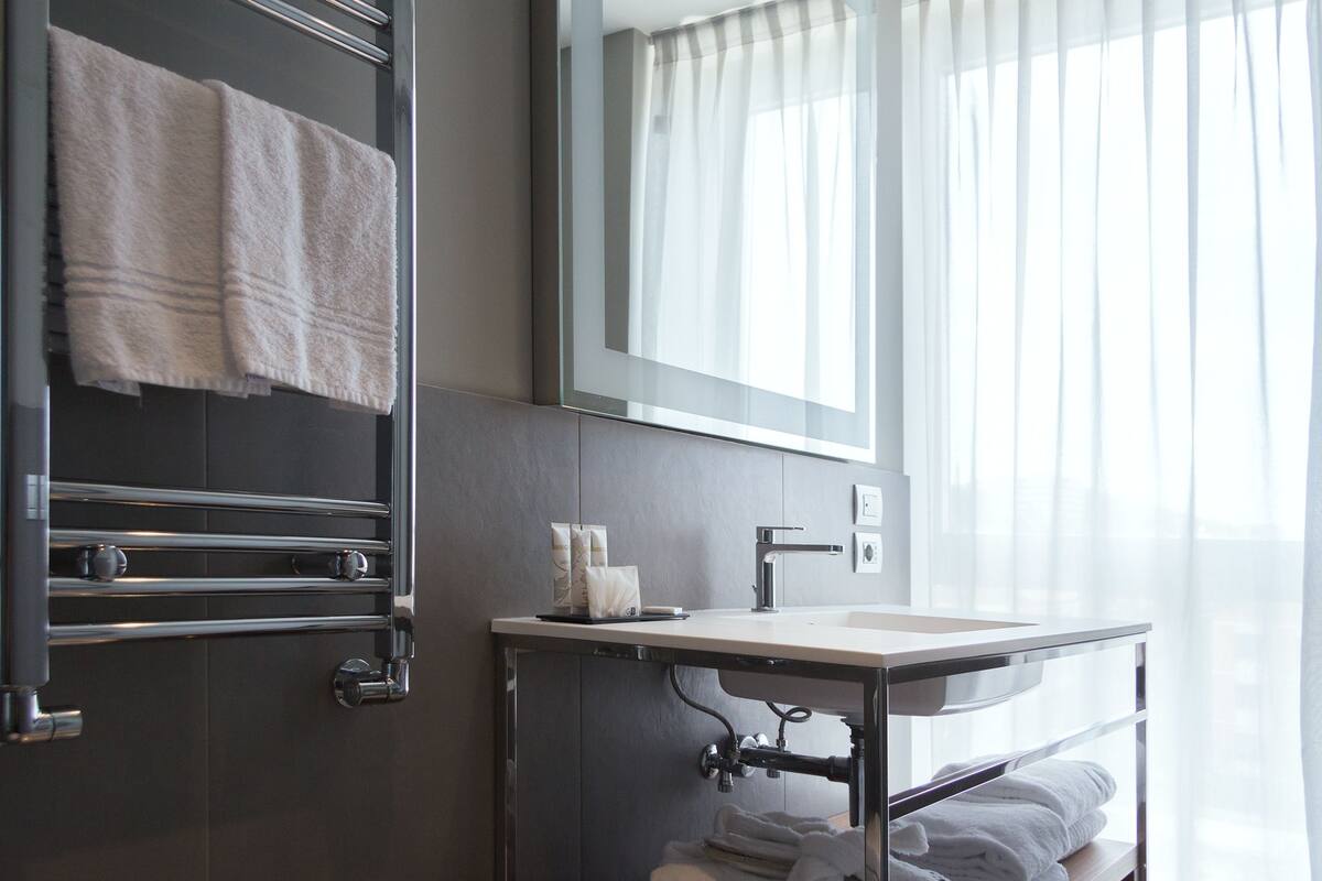 deluxe double room | bathroom | shower, rainfall showerhead, free toiletries, hair dryer