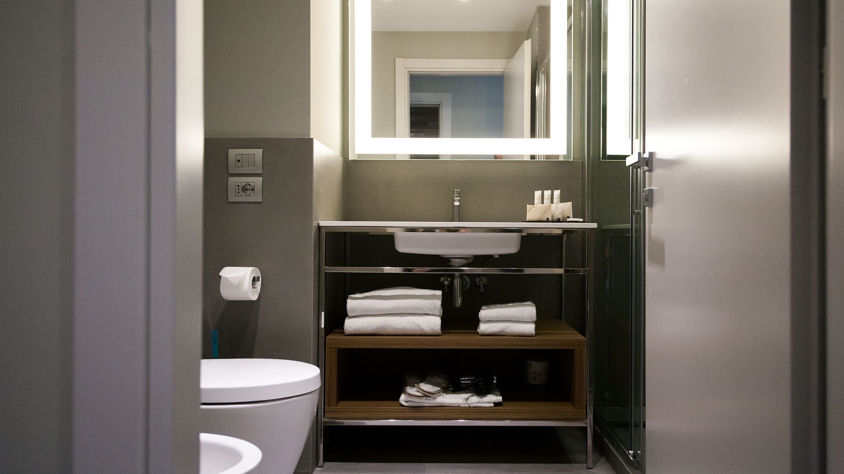 superior double room | bathroom | shower, rainfall showerhead, free toiletries, hair dryer