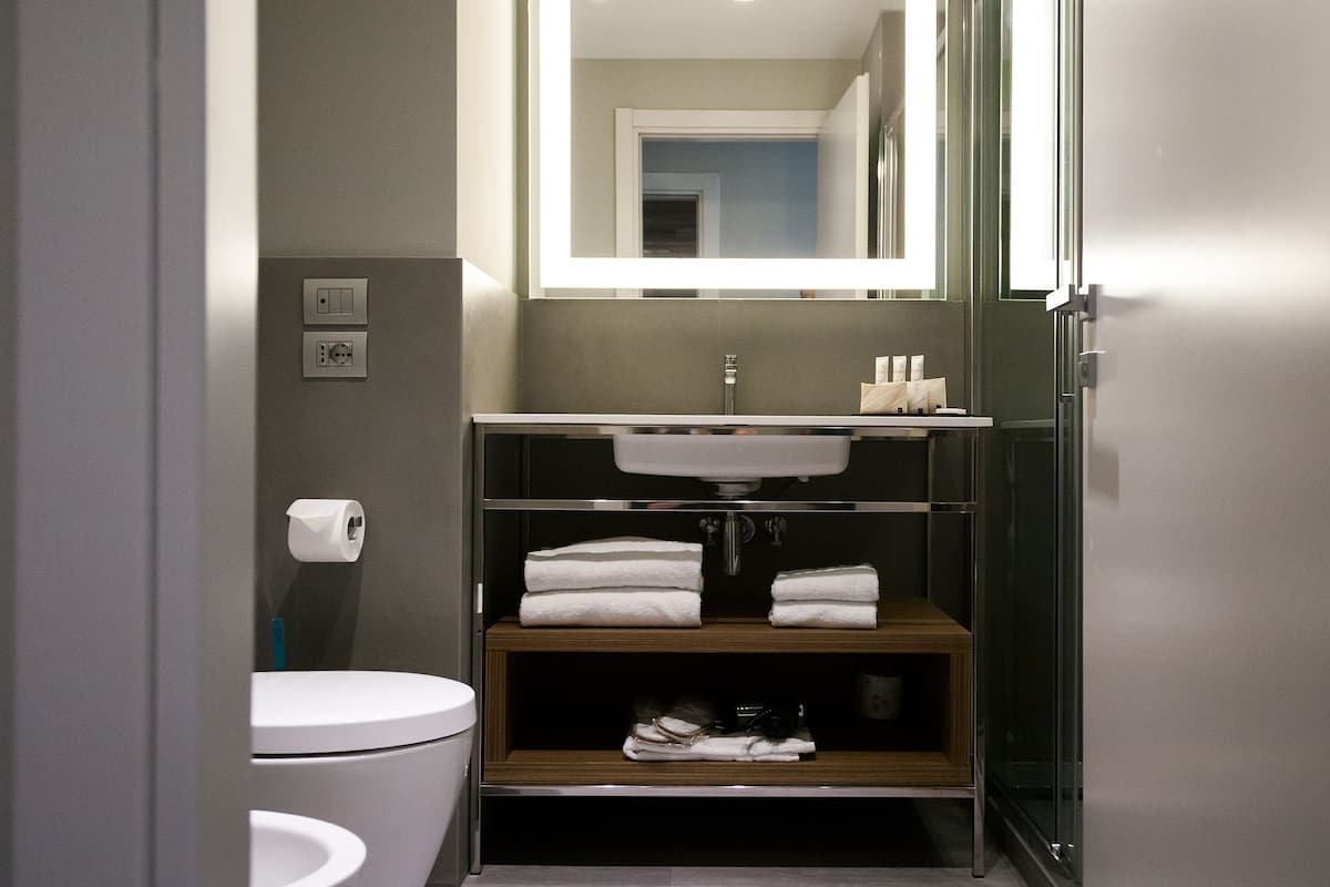 superior double room | bathroom | shower, rainfall showerhead, free toiletries, hair dryer