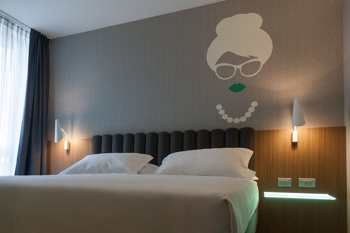 Premium bedding, down comforters, minibar, in-room safe