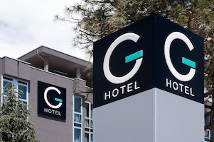 Un letrero de hotel con un llamativo logo en forma de 'G' y la palabra 'HOTEL' debajo.