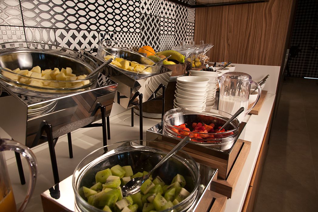 Un'esposizione buffet con diversi alimenti, tra cui frutta e verdura.