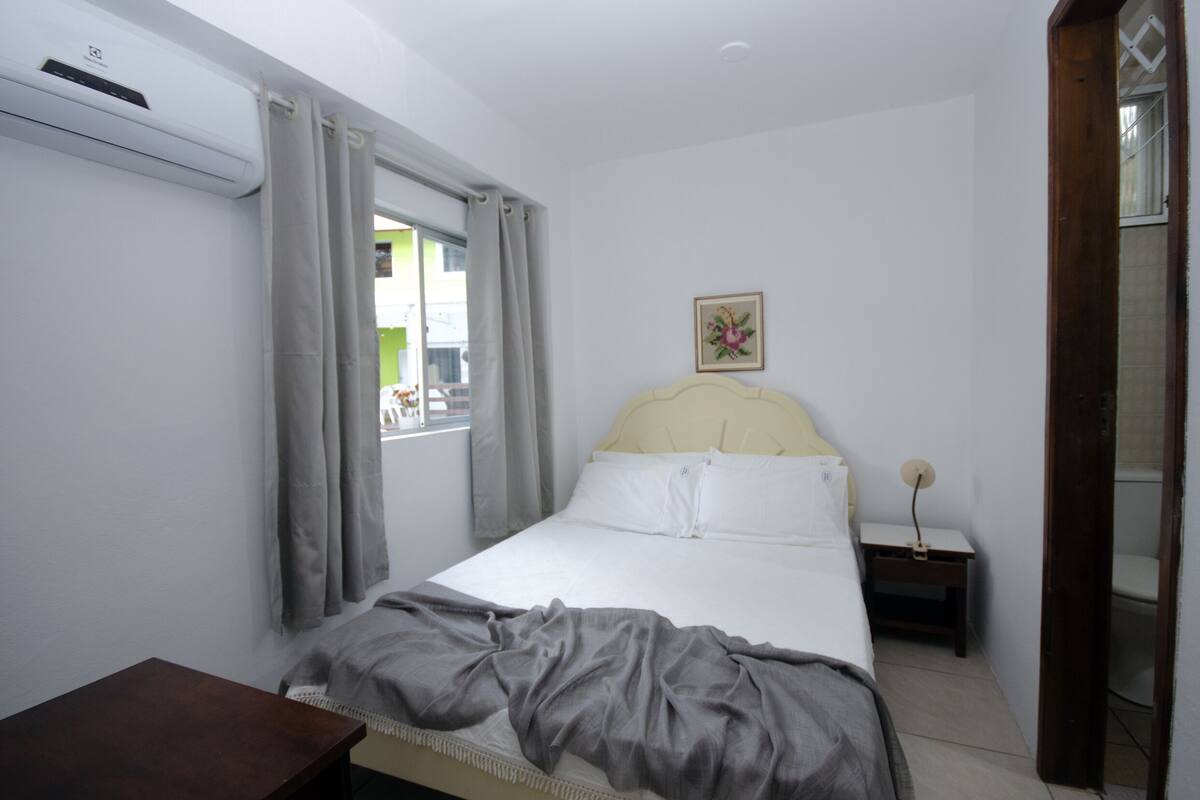 APARTAMENTO 2 SUÍTES LATERAL A PRAIA VISTA PARA O PARQUINHO | 1 habitación, tabla de planchar con plancha, wifi gratis y ropa de cama
