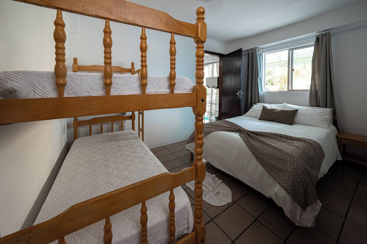 APARTAMENTO 2 SUÍTES TÉRREO VISTA PARA O PÁTIO | 1 habitación, tabla de planchar con plancha, wifi gratis y ropa de cama