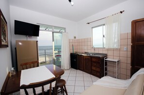 Habitación triple estándar, 1 habitación, vista al mar | Cocina privada | Refrigerador, microondas, horno y parrilla de estufa