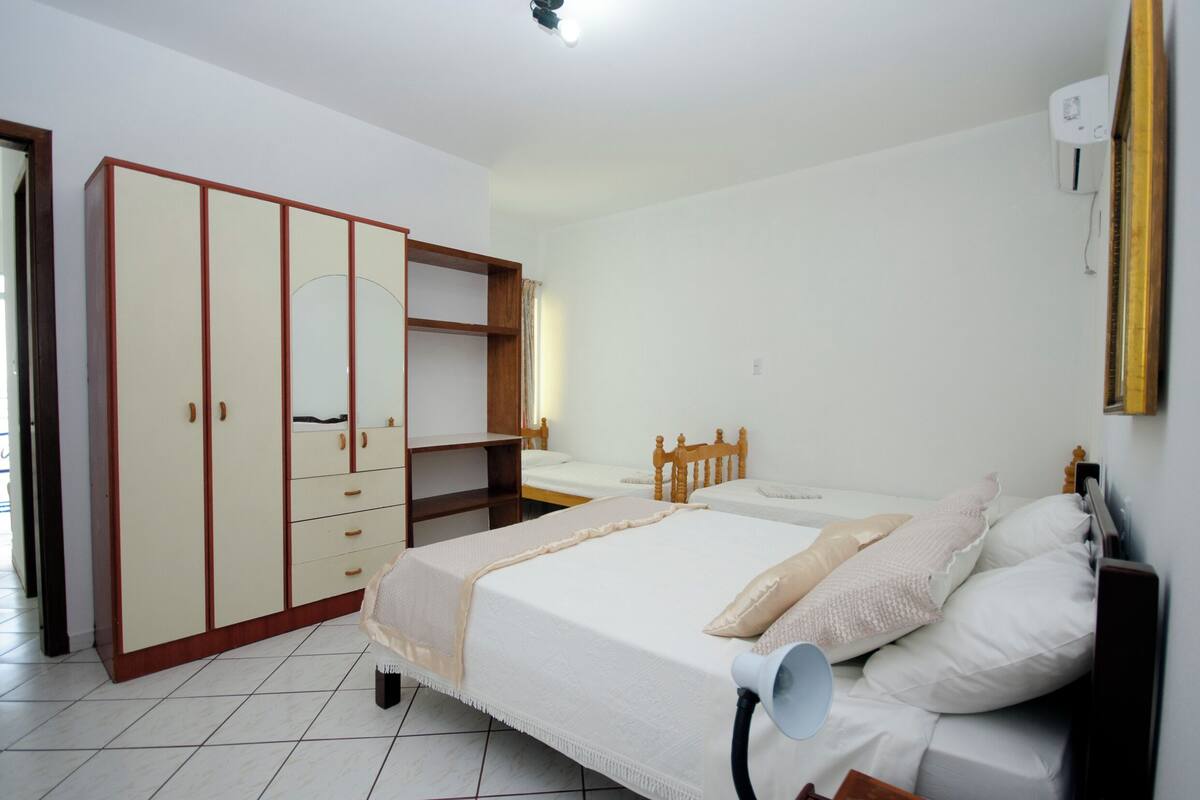 Habitación triple estándar, 1 habitación, vista al mar | 1 habitación, tabla de planchar con plancha, wifi gratis y ropa de cama