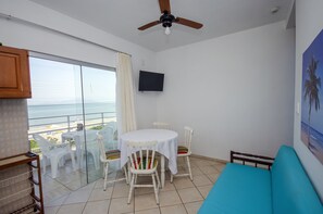 APARTAMENTO 2 QUARTOS PANORÂMICO FRENTE MAR | Privékeuken | Een koelkast, een magnetron, een oven, een kookplaat