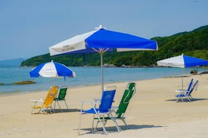 在海滩、白沙、沙滩椅、海滩遮阳伞