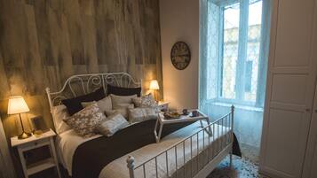 Superior kamer | Luxe beddengoed, bedden met traagschuimmatras, een minibar