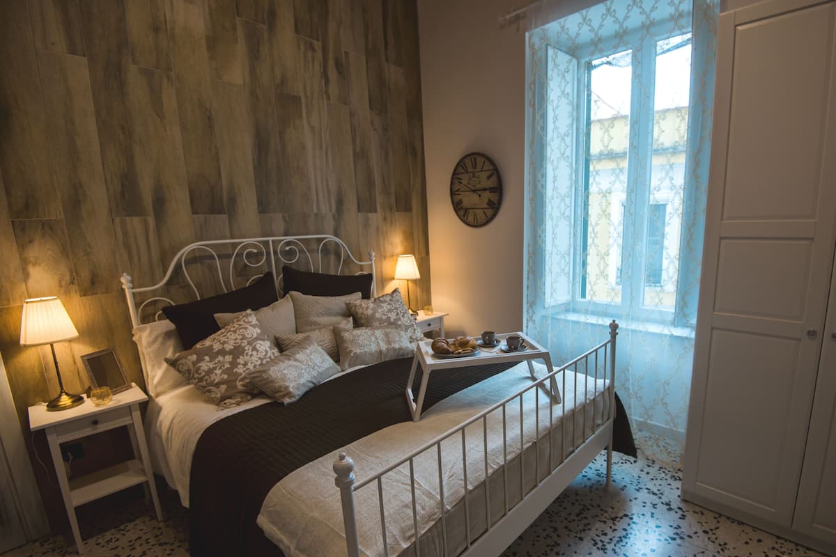 Hochwertige Bettwaren, Betten mit Memory-Foam-Matratzen, Minibar