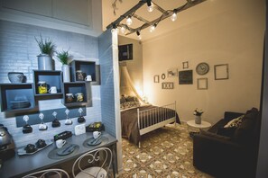 Deluxe-rum | Sängtillbehör av högsta kvalitet, memory foam-madrasser och minibar