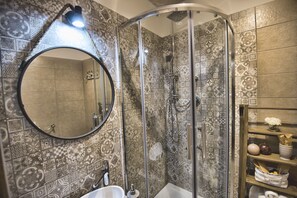 Regadera, amenidades de baño gratuitas, secadora de cabello, bidet