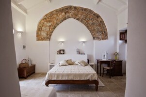 Habitación triple | Ropa de cama de alta calidad, minibar, escritorio y wifi gratis