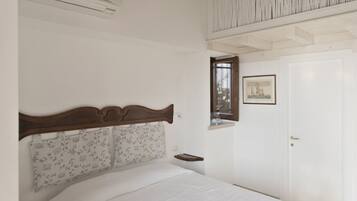 Habitación doble estándar | Ropa de cama de alta calidad, minibar, escritorio y wifi gratis