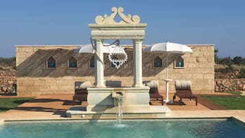 Piscina stagionale all'aperto, una piscina con cascata