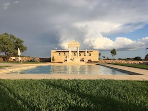Una piscina al aire libre de temporada, una piscina con cascada