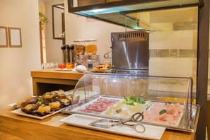 每日付費供應當地料理早餐