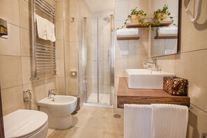 Shower, free toiletries, hair dryer, bidet - Palazzo Depretis (Naples)