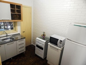 Maison, 2 chambres, non-fumeurs | Cuisine privée | Réfrigérateur, micro-ondes, four, plaque de cuisson