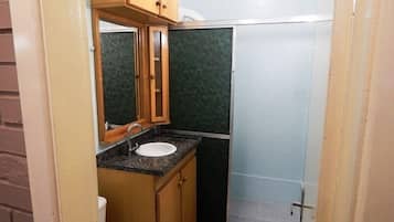 House, 2 Bedrooms, Non Smoking | Bathroom | Shower, towels, toilet paper