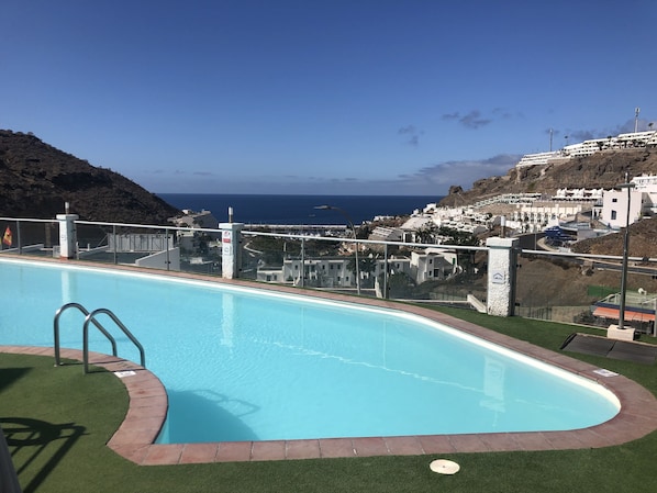Piscine extérieure, parasols de plage, chaises longues