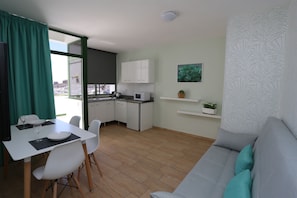 Kjøleskap, mikrobølgeovn, kokeplater og kaffetrakter/tekoker