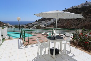 Piscine extérieure, parasols de plage, chaises longues