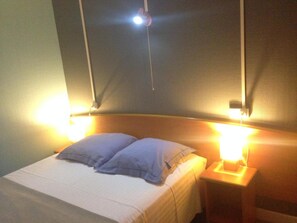 高級寢具、獨特裝潢、書桌、熨斗/熨衣板