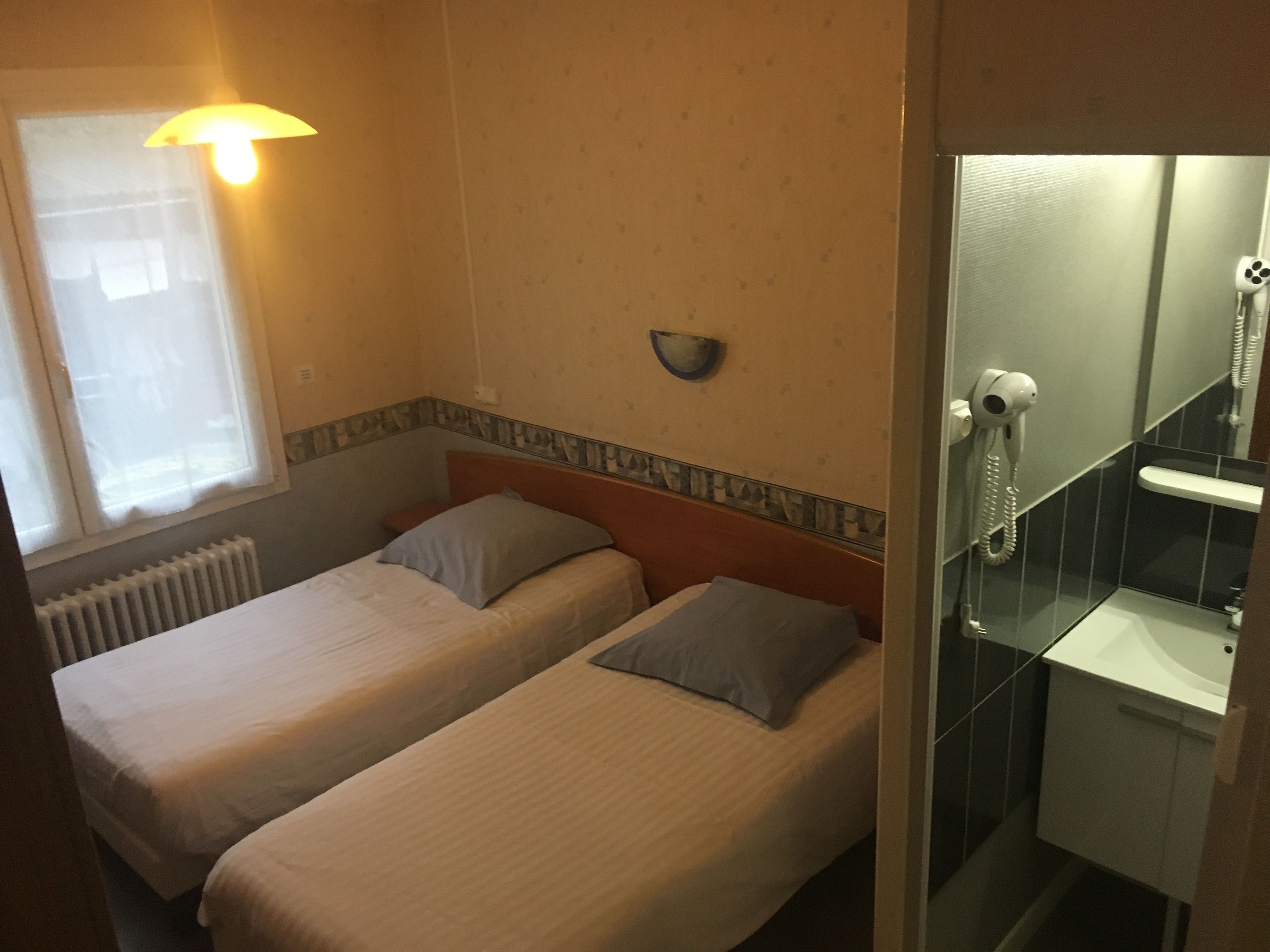 Comfort-Zweibettzimmer | Hochwertige Bettwaren, individuell dekoriert, Schreibtisch