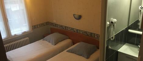 Comfort-Zweibettzimmer | Hochwertige Bettwaren, individuell dekoriert, Schreibtisch