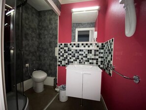 Douche, articles de toilette gratuits, sèche-cheveux