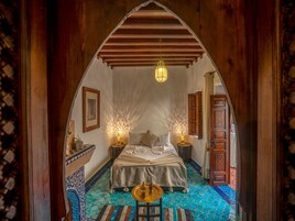 Ropa de cama de alta calidad y caja de seguridad en la habitación 