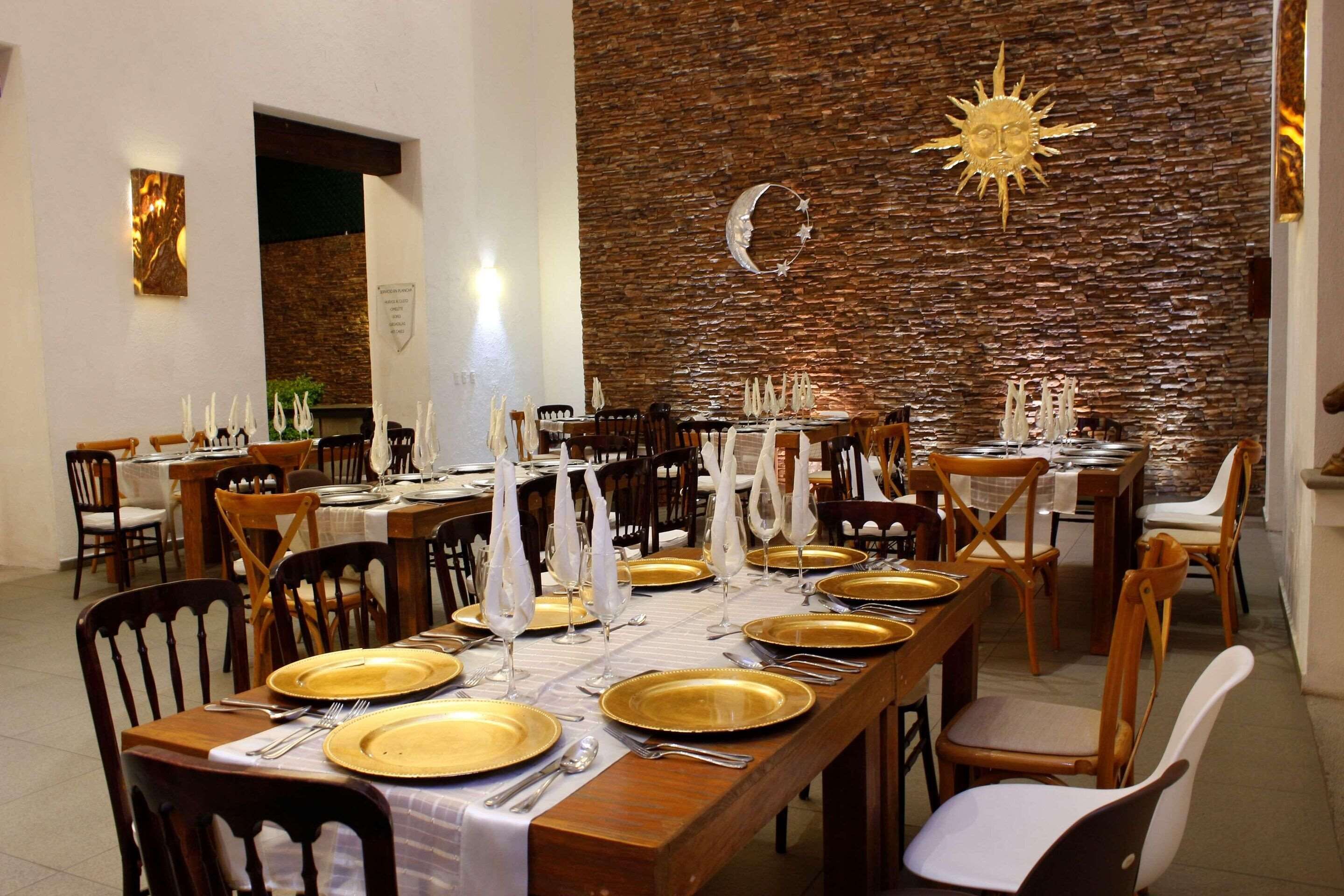 朝食、ランチ、ディナーに営業