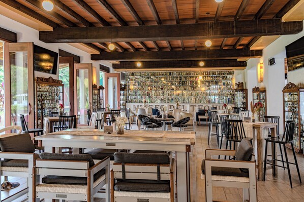 Bar (on property) - Radisson Hotel Cuernavaca (Crucero Tezoyuca)