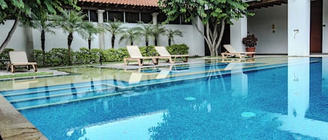 2 albercas al aire libre, sombrillas en la alberca y camastros