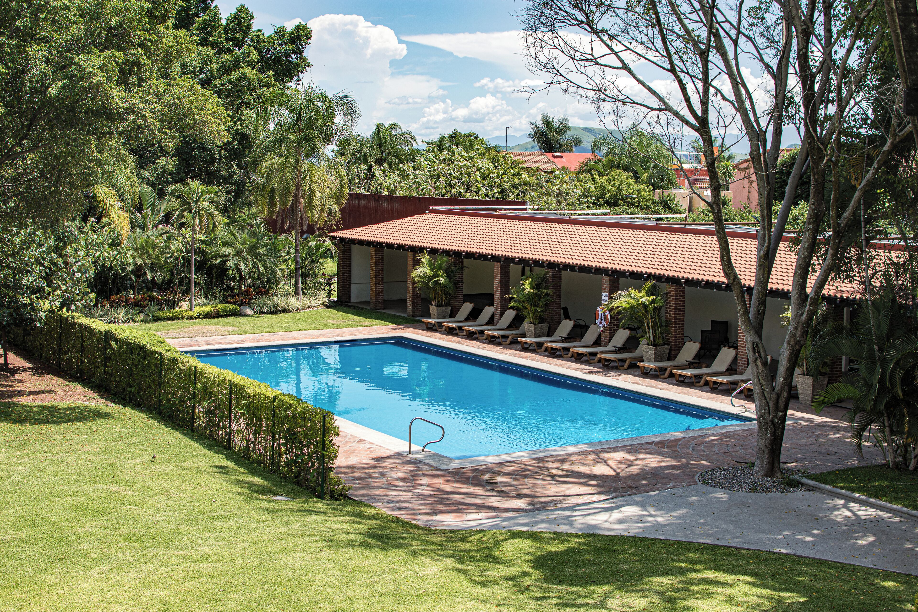 2 piscinas al aire libre (de 08:00 a 20:00), sombrillas, tumbonas