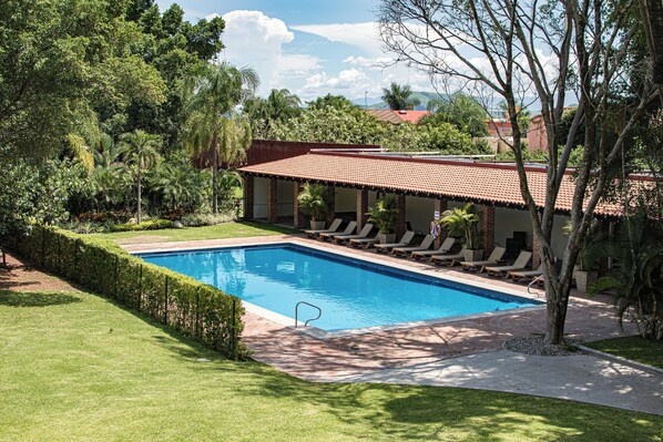 2 piscines extérieures, parasols de plage, chaises longues