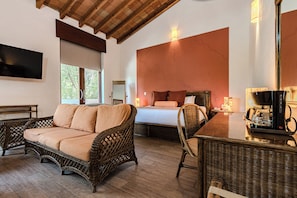 Suite, 1 King Bed, Accessible, Non Smoking | Premium bedding, down comforters, in-room safe, soundproofing - Radisson Hotel Cuernavaca (Crucero Tezoyuca)