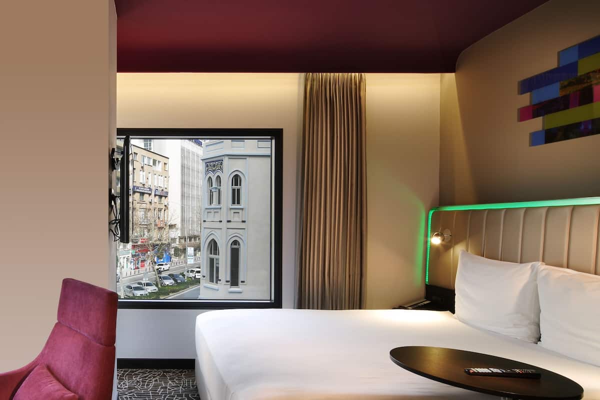 1 bedroom, premium bedding, in-room safe, desk