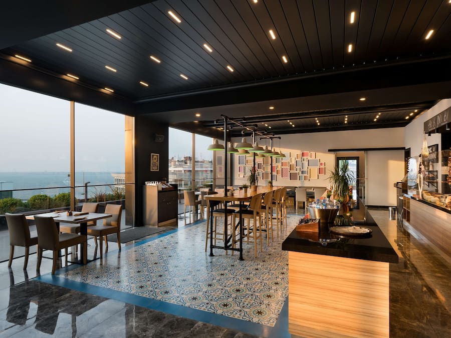 Daily cooked-to-order breakfast (EUR 14 per person)