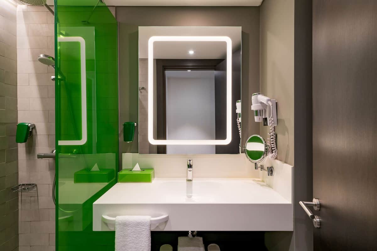 rainfall showerhead, free toiletries, hair dryer, slippers