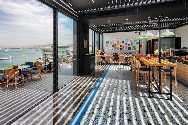 Daily cooked-to-order breakfast (EUR 14 per person)