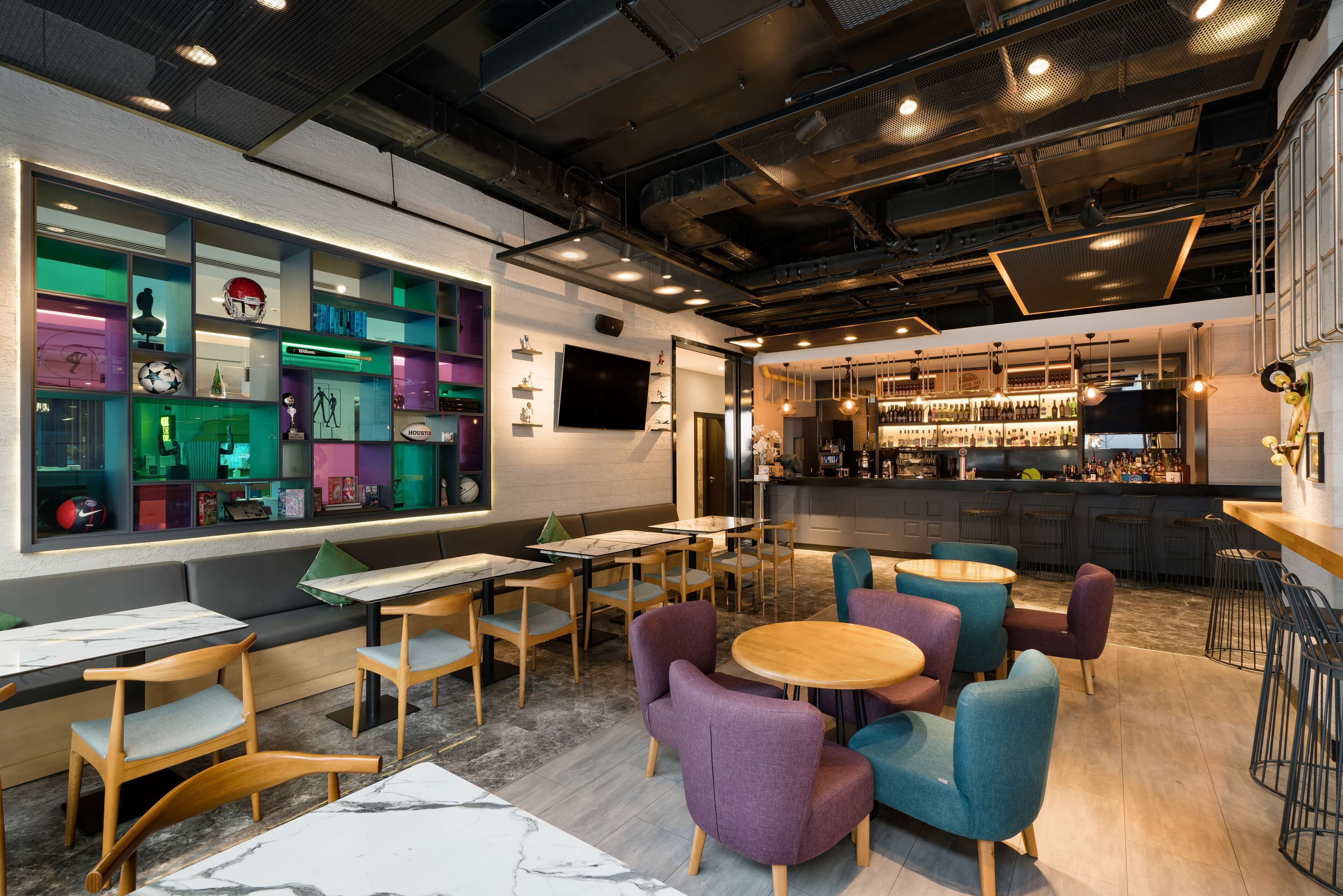 Uma área de bar moderna com assentos e balcão.