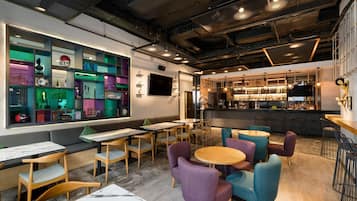 Uma área de bar moderna com assentos e balcão.