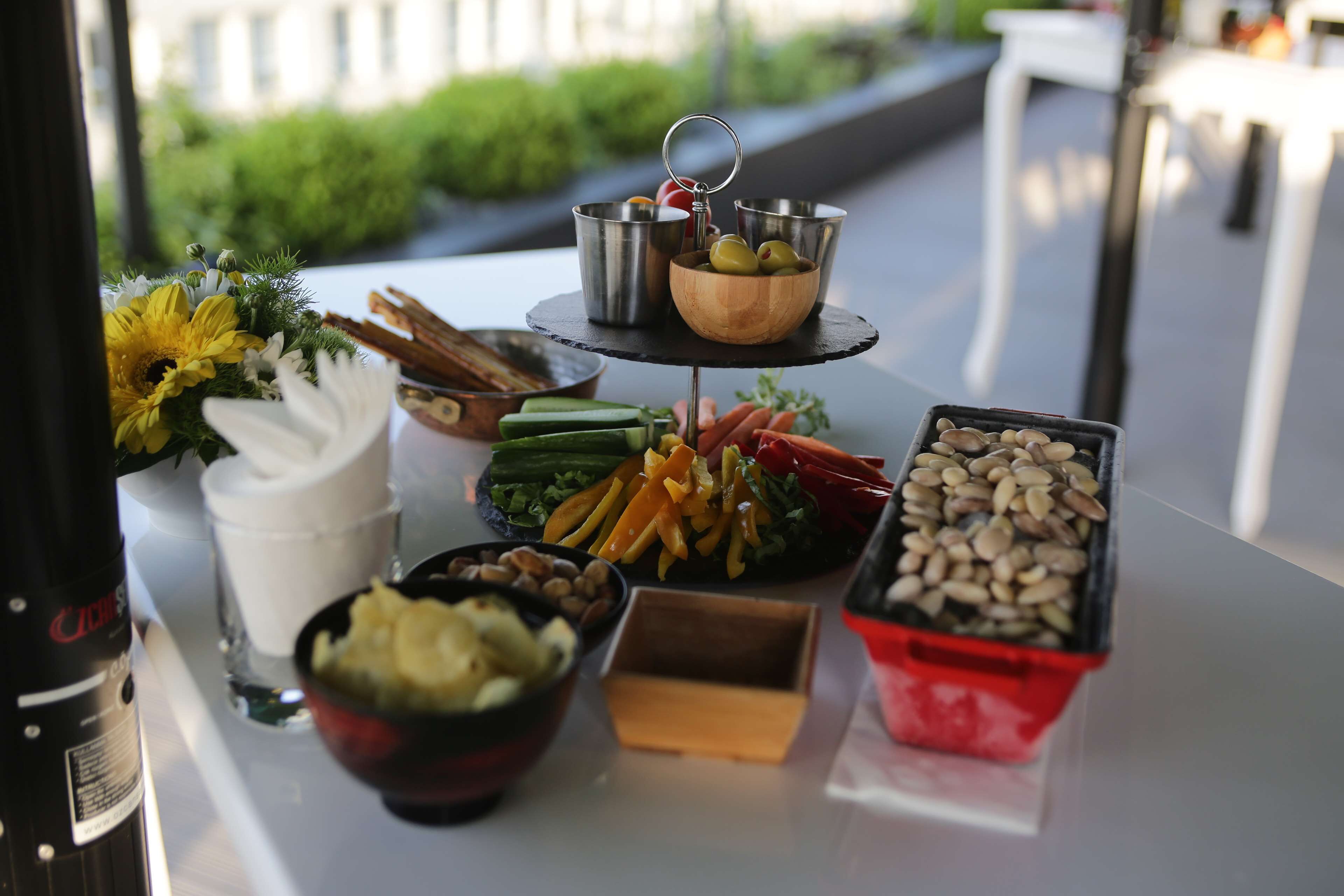 Une table avec divers aliments et une bouteille.