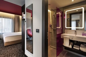 Premium bedding, in-room safe, desk, blackout drapes - Park Inn by Radisson Izmir (Izmir)